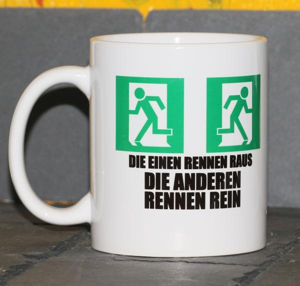 Weiße Tasse mit Spruch "DIE EINEN RENNEN RAUS DIE ANDEREN RENNEN REIN"