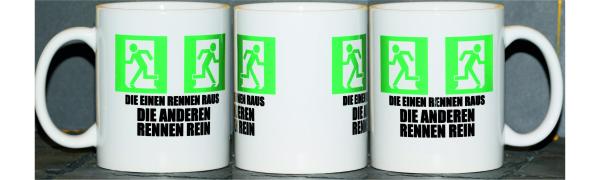 Weiße Tasse mit Spruch "DIE EINEN RENNEN RAUS DIE ANDEREN RENNEN REIN"