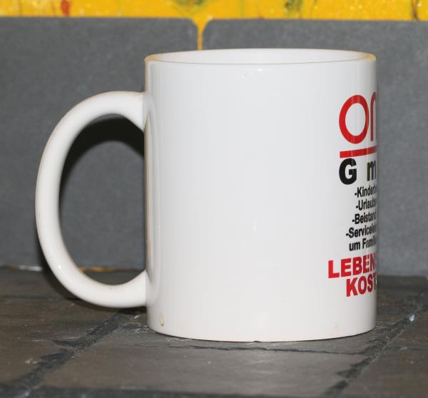 Weiße Tasse mit Spruch "OMA GmbH"
