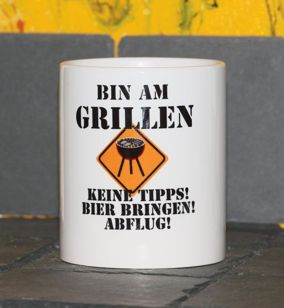 Weiße Tasse mit Spruch "BIN AM GRILLEN, KEINE TIPPS!, BIER BRINGEN!, ABFLUG"