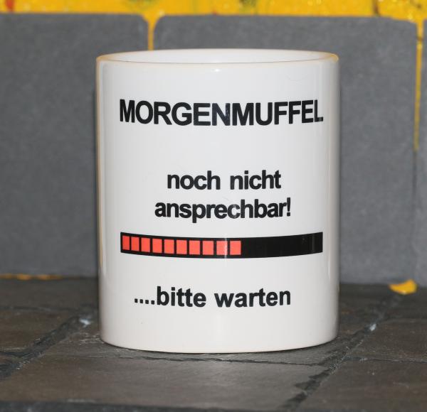Weiße Tasse mit Spruch "MORGENMUFFEL; NOCH NICHT ANSPRECHEN"