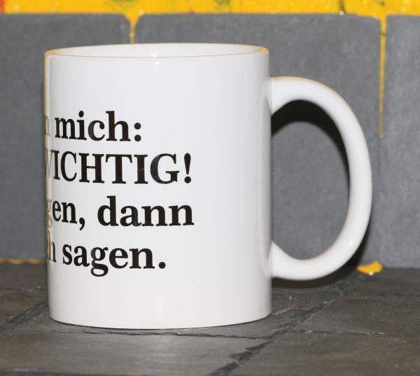 Weiße Tasse mit Spruch "GANZ WICHTIG!, ERST AUFLEGEN; DANN ARSCHLOCH SAGEN!"