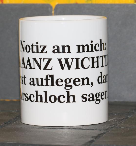Weiße Tasse mit Spruch "GANZ WICHTIG!, ERST AUFLEGEN; DANN ARSCHLOCH SAGEN!"