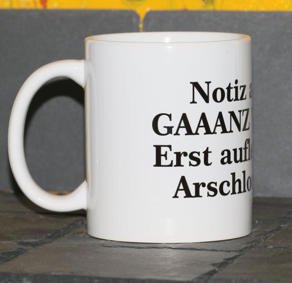 Weiße Tasse mit Spruch "GANZ WICHTIG!, ERST AUFLEGEN; DANN ARSCHLOCH SAGEN!"
