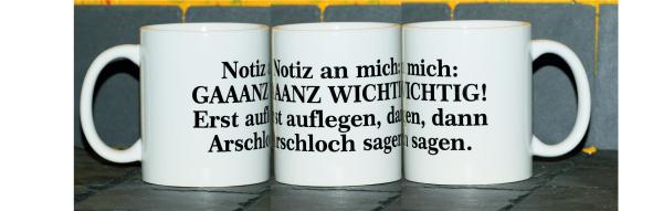 Weiße Tasse mit Spruch "GANZ WICHTIG!, ERST AUFLEGEN; DANN ARSCHLOCH SAGEN!"