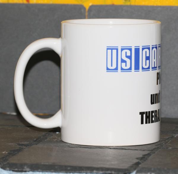 Weiße Tasse mit Spruch "US CAR FAHRER PLEITE UND NICHT THEARAPIERBAR"