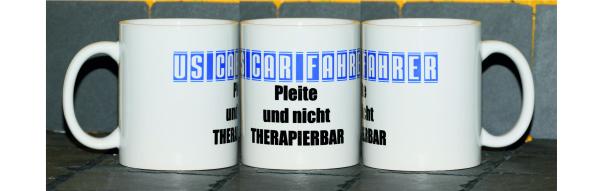 Weiße Tasse mit Spruch "US CAR FAHRER PLEITE UND NICHT THEARAPIERBAR"