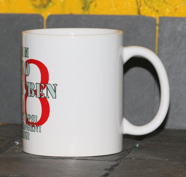 Weiße Tasse mit Spruch "BIN AM AUTO SCHRAUBEN, KEINE TIPS! BIER BRINGEN! ABFLUG"