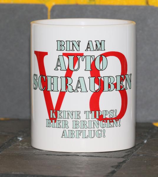 Weiße Tasse mit Spruch "BIN AM AUTO SCHRAUBEN, KEINE TIPS! BIER BRINGEN! ABFLUG"