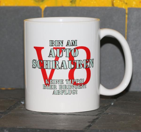 Weiße Tasse mit Spruch "BIN AM AUTO SCHRAUBEN, KEINE TIPS! BIER BRINGEN! ABFLUG"