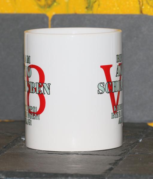 Weiße Tasse mit Spruch "BIN AM AUTO SCHRAUBEN, KEINE TIPS! BIER BRINGEN! ABFLUG"