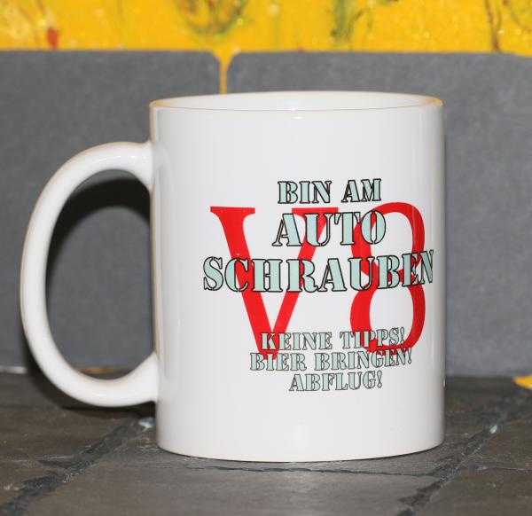 Weiße Tasse mit Spruch "BIN AM AUTO SCHRAUBEN, KEINE TIPS! BIER BRINGEN! ABFLUG"