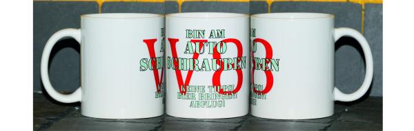 Weiße Tasse mit Spruch "BIN AM AUTO SCHRAUBEN, KEINE TIPS! BIER BRINGEN! ABFLUG"
