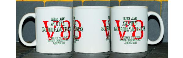Weiße Tasse mit Spruch "BIN AM AUTO SCHRAUBEN, KEINE TIPS! BIER BRINGEN! ABFLUG"