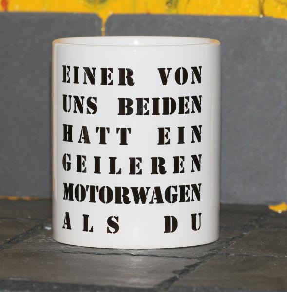 Weiße Tasse mit Spruch "EINER VON UNS BEIDENHATT EIN GEILEREN MOTORWAGEN ALS DU!"