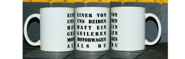 Weiße Tasse mit Spruch "EINER VON UNS BEIDENHATT EIN GEILEREN MOTORWAGEN ALS DU!"