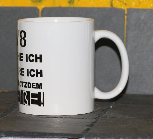 Weiße Tasse mit Spruch "KEIN V8!, VERSTEHE ICH, FINDE ICH TROTZDEM SCHEIßE"