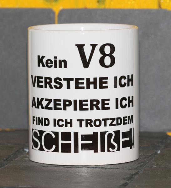 Weiße Tasse mit Spruch "KEIN V8!, VERSTEHE ICH, FINDE ICH TROTZDEM SCHEIßE"