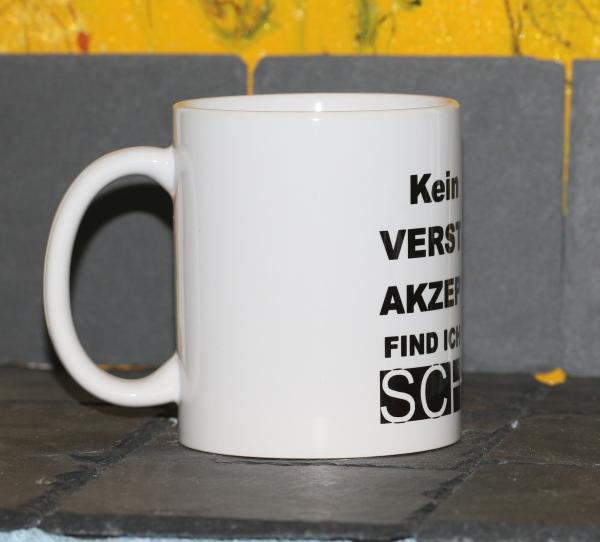Weiße Tasse mit Spruch "KEIN V8!, VERSTEHE ICH, FINDE ICH TROTZDEM SCHEIßE"
