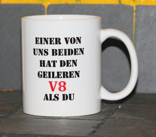 Weiße Tasse mit Spruch Weiße Tasse mit Spruch "EINER VON UNS BEIDEN HAT DEN GEILEREN V8 ALS DU"