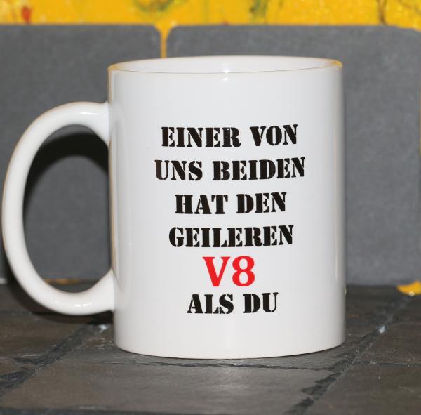 Weiße Tasse mit Spruch Weiße Tasse mit Spruch "EINER VON UNS BEIDEN HAT DEN GEILEREN V8 ALS DU"