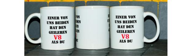Weiße Tasse mit Spruch Weiße Tasse mit Spruch "EINER VON UNS BEIDEN HAT DEN GEILEREN V8 ALS DU"