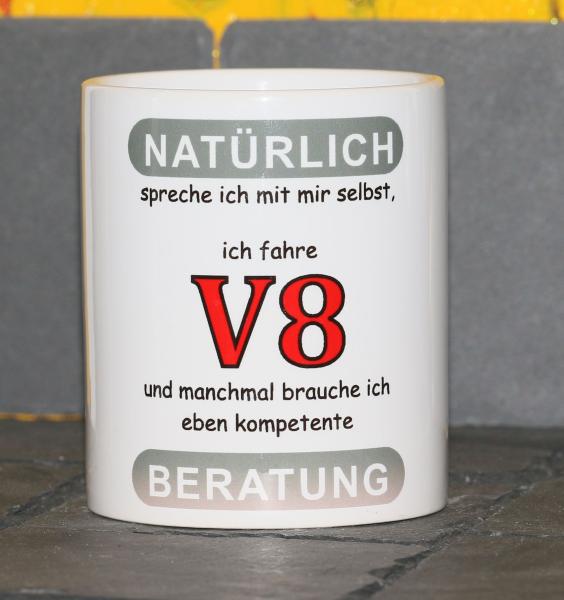 Weiße Tasse mit Spruch  "NATÜRLICH SPRECHE ICH MIT MIR SELBST, ICH FAHRE V8; UND MANCHMAL BRAUCH ICH KOMPETENTE BERATUNG"