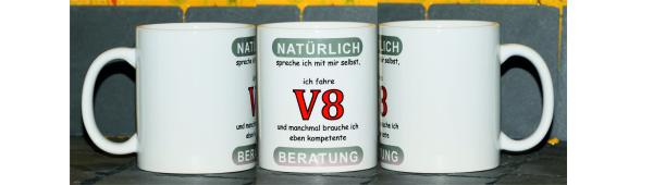 Weiße Tasse mit Spruch  "NATÜRLICH SPRECHE ICH MIT MIR SELBST, ICH FAHRE V8; UND MANCHMAL BRAUCH ICH KOMPETENTE BERATUNG"