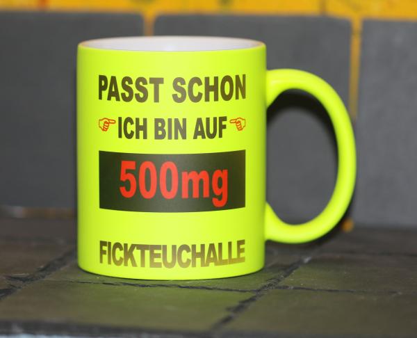Neontasse mit Spruch "PASST SCHON ICH BIN AUF 500mf FICHTEUCHALLE"
