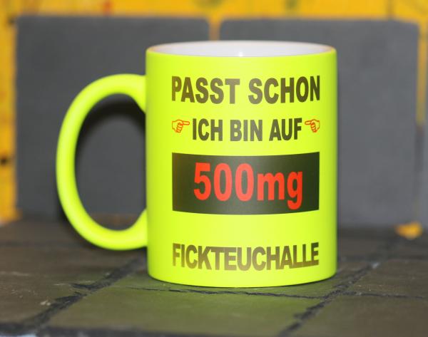 Neontasse mit Spruch "PASST SCHON ICH BIN AUF 500mf FICHTEUCHALLE"