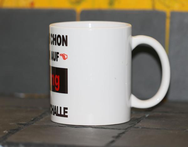 Weiße Tasse mit Spruch"PASST SCHON ICH BIN AUF 500mf FICHTEUCHALLE"