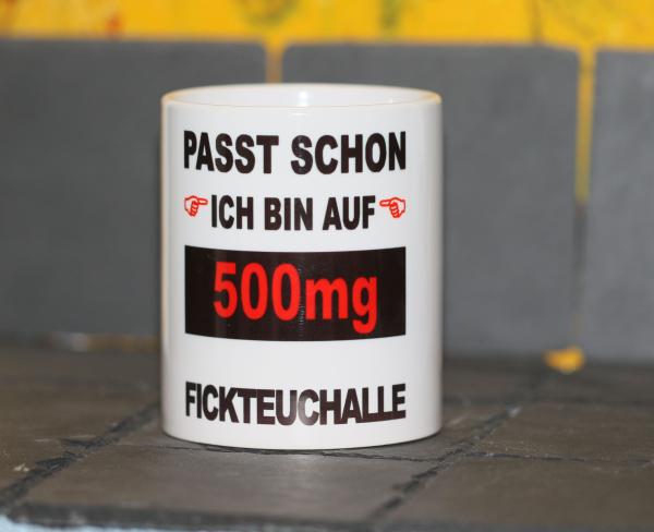 Weiße Tasse mit Spruch "PASST SCHON ICH BIN AUF 500mf FICHTEUCHALLE"