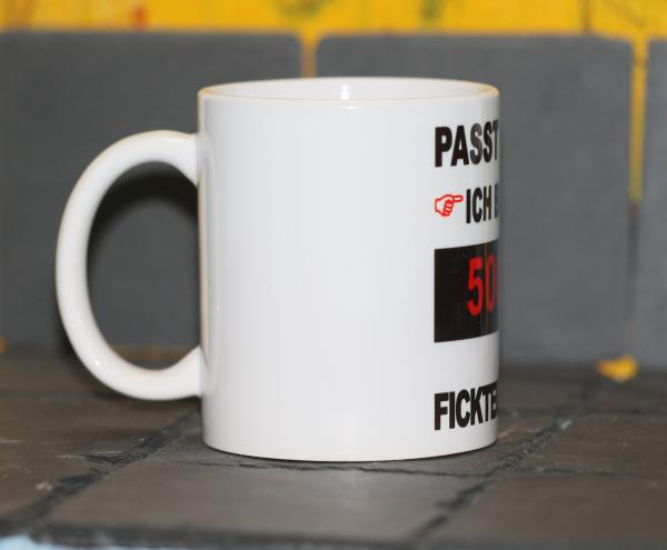 Weiße Tasse mit Spruch"PASST SCHON ICH BIN AUF 500mf FICHTEUCHALLE"