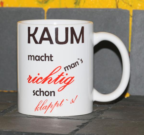 Weiße Tasse mit Spruch "KAUM MACHT MAN´S RICHTIG SCHON KLAPPTS"
