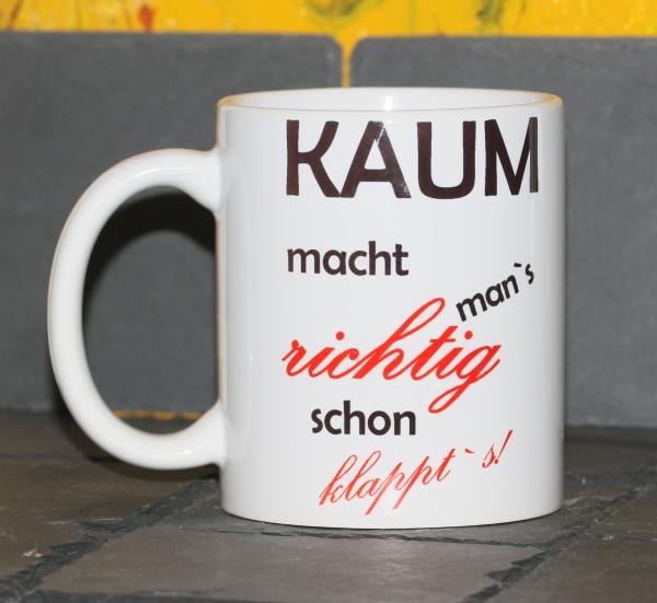 Weiße Tasse mit Spruch "KAUM MACHT MAN´S RICHTIG SCHON KLAPPTS"