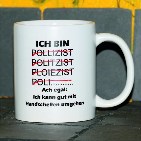 Weiße Tasse mit Spruch Polizist "ACH EGAL ICH KANN GUT MIT HANDSCHELLEN UMGEHEN"