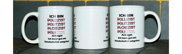 Weiße Tasse mit Spruch Polizist "ACH EGAL ICH KANN GUT MIT HANDSCHELLEN UMGEHEN"