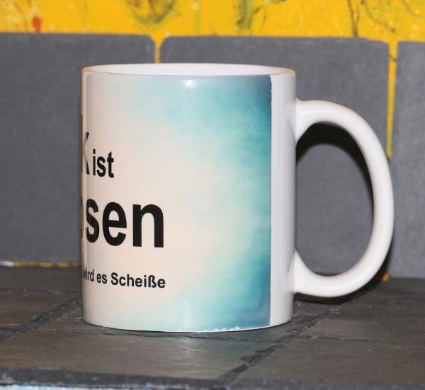 Weiße Tasse mit Spruch "GLÜCK IST WIE PUPSENWENN MAN ES ERZWINGT"