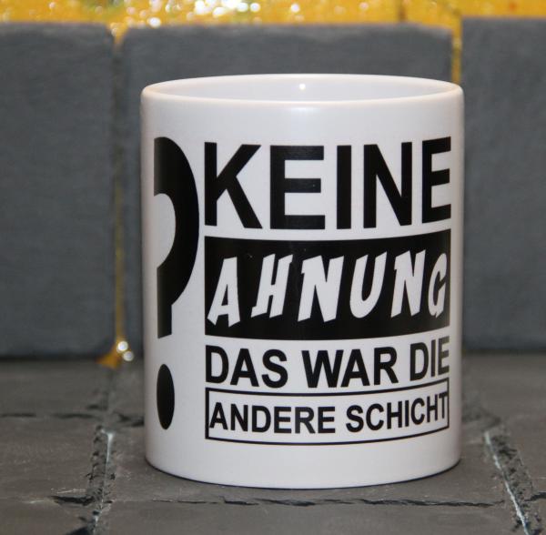 Weiße Tasse mit Spruch "KEINE AHNUNG DAS WAR DIE ANDERE SCHICHT"