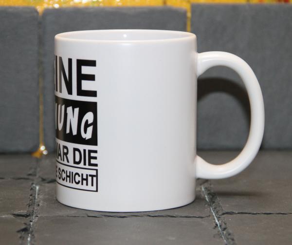 Weiße Tasse mit Spruch "KEINE AHNUNG DAS WAR DIE ANDERE SCHICHT"