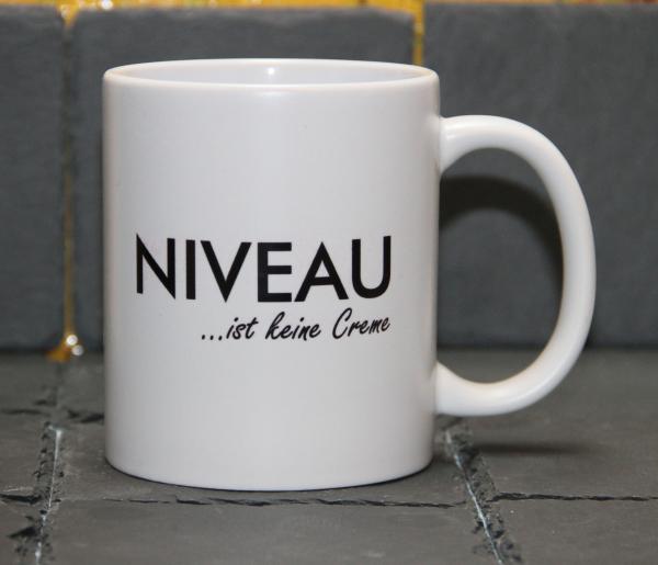 Weiße Tasse mit Spruch "Niveau ist keine Creme"