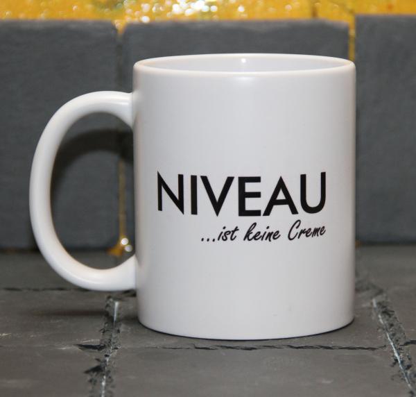 Weiße Tasse mit Spruch "Niveau ist keine Creme"