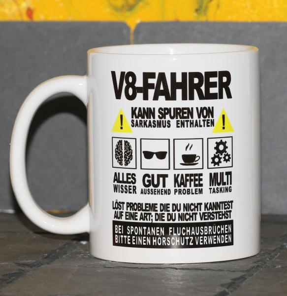 Weiße Tasse mit Spruch "V8 FAHRER KANN SPUREN VON SARKASMUS ENTHALTEN"