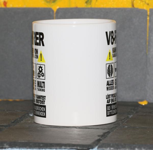 Weiße Tasse mit Spruch "V8 FAHRER KANN SPUREN VON SARKASMUS ENTHALTEN"