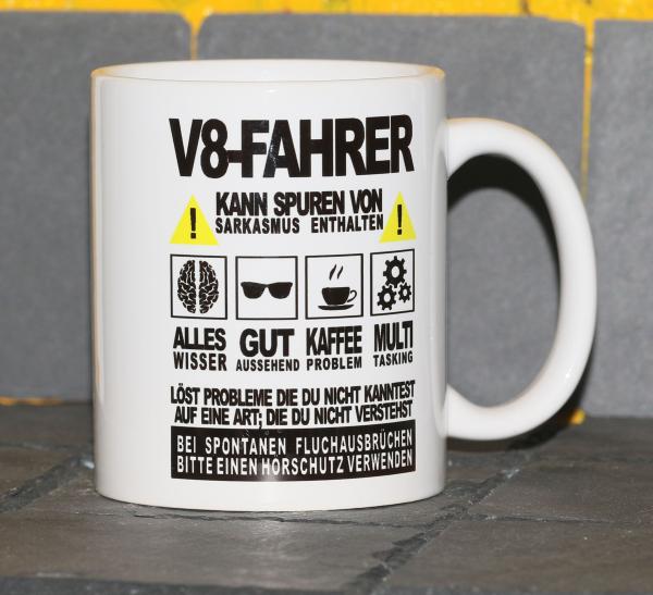 Weiße Tasse mit Spruch "V8 FAHRER KANN SPUREN VON SARKASMUS ENTHALTEN"