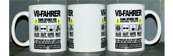 Weiße Tasse mit Spruch "V8 FAHRER KANN SPUREN VON SARKASMUS ENTHALTEN"