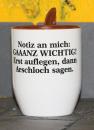 Weiße Tasse mit Spruch "GANZ WICHTIG!, ERST AUFLEGEN; DANN ARSCHLOCH SAGEN!"