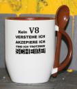 Weiße Tasse mit Spruch "KEIN V8!, VERSTEHE ICH, FINDE ICH TROTZDEM SCHEIßE"