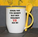 Weiße Tasse mit Spruch "EINER VON UNS BEIDEN HAT DEN GEILEREN V8 ALS DU"