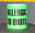 Neontasse mit Spruch 